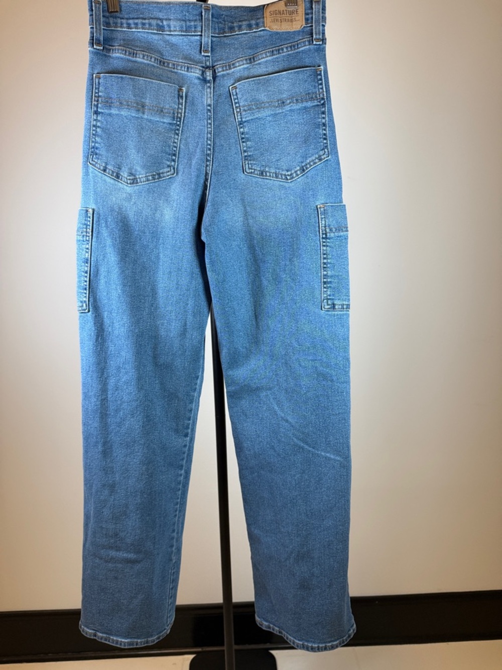 Signature by Levi Strauss Straight-Leg Light Blue Cargo Jeans. Size 6 - Picture 6 of 11